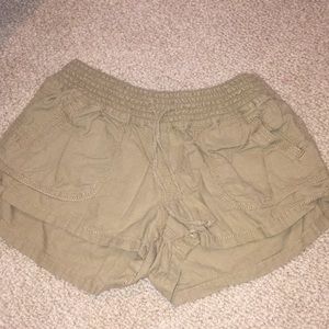 Khaki shorts (women’s)